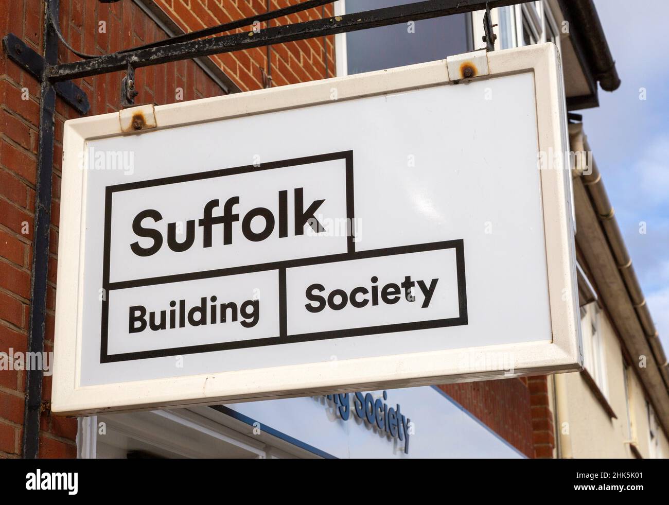 Primo piano del cartello della Suffolk Building Society montato sul muro dell'edificio, Aldeburgh, Suffolk, Inghilterra, Regno Unito Foto Stock