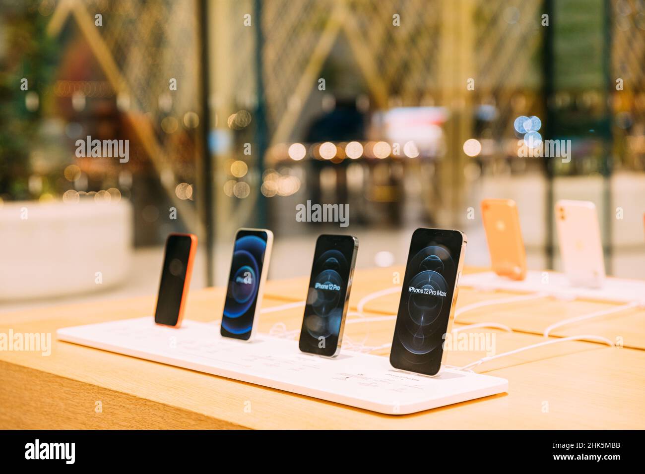 Dubai, Emirati Arabi Uniti - 22 maggio 2021: Apple iPhone smartphone presenta su Showcase in Apple Store a Dubai Mall. Apple Store a Mall of the Emirates, Dubai Foto Stock