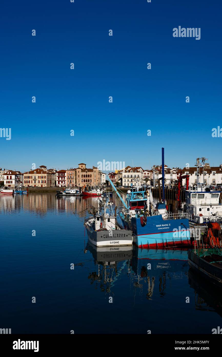 Barche da pesca nel porto di Saint Jean de Luz, Paesi Baschi, Pirenei Atlantici, Francia Foto Stock