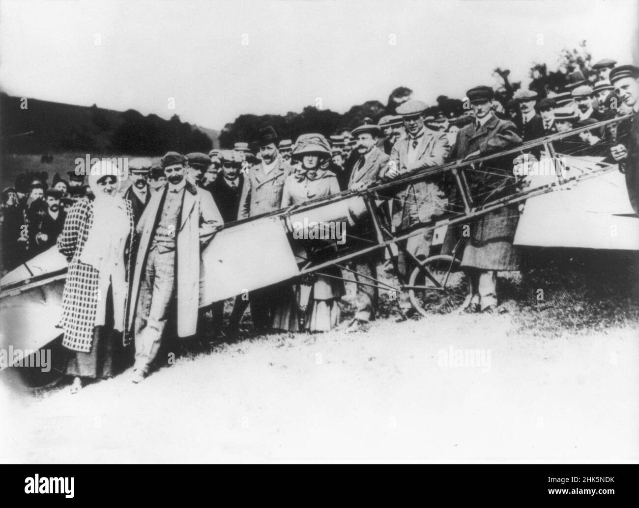 Foto d'epoca datata luglio 25th 1909 a dover Inghilterra del pioniere francese dell'aviazione Louis Bleriot con la moglie in posa accanto al suo monoplano Bleriot tipo XI dopo il primo incrocio della Manica da Calais a dover Foto Stock