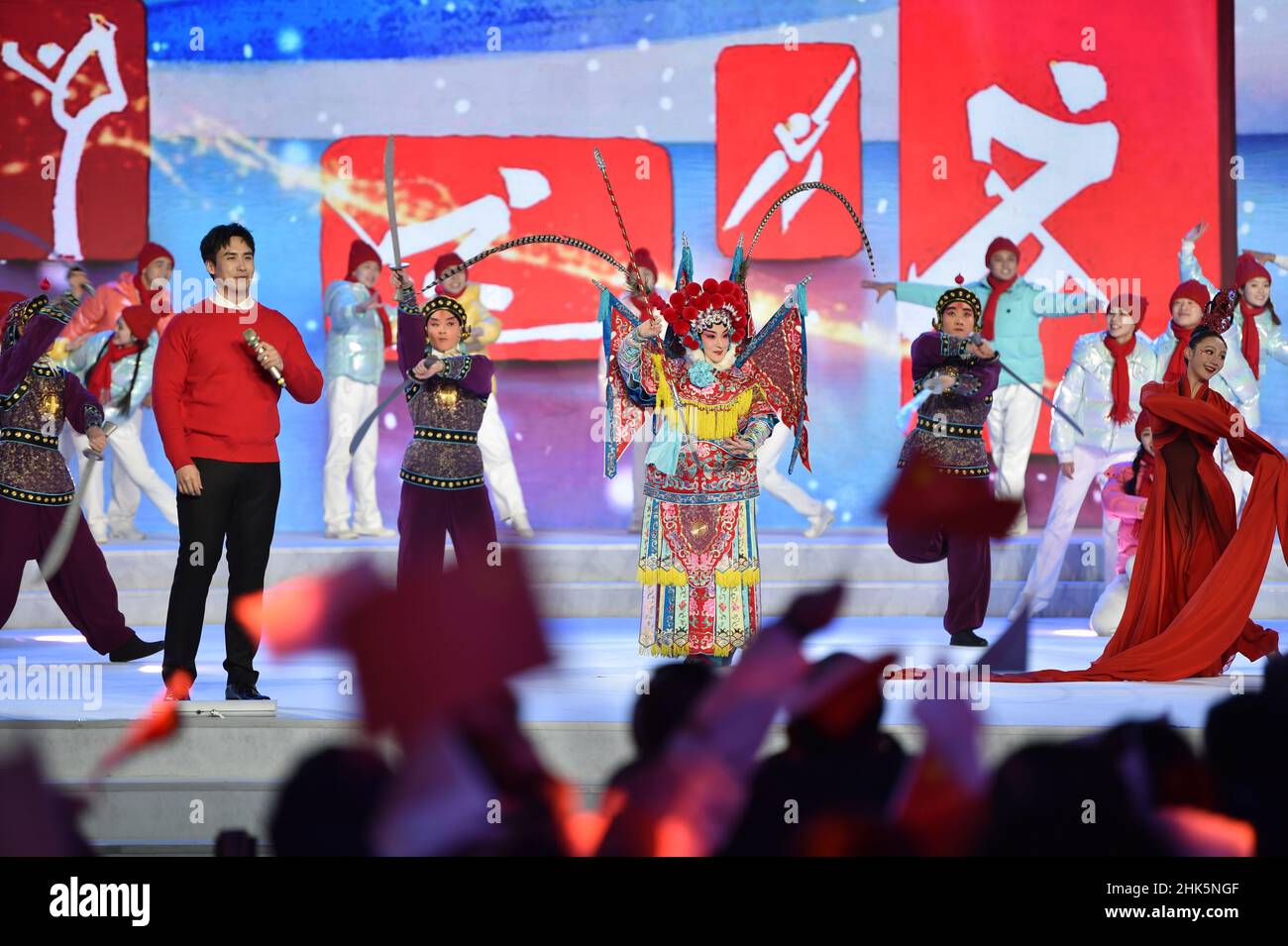 Pechino, Cina. 2nd Feb 2022. Gli artisti si esibiscono durante un evento serale che segna il relè della torcia olimpica di Pechino 2022 presso lo Shougang Park di Pechino, capitale della Cina, 2 febbraio 2022. Credit: Chen Zhonghao/Xinhua/Alamy Live News Foto Stock