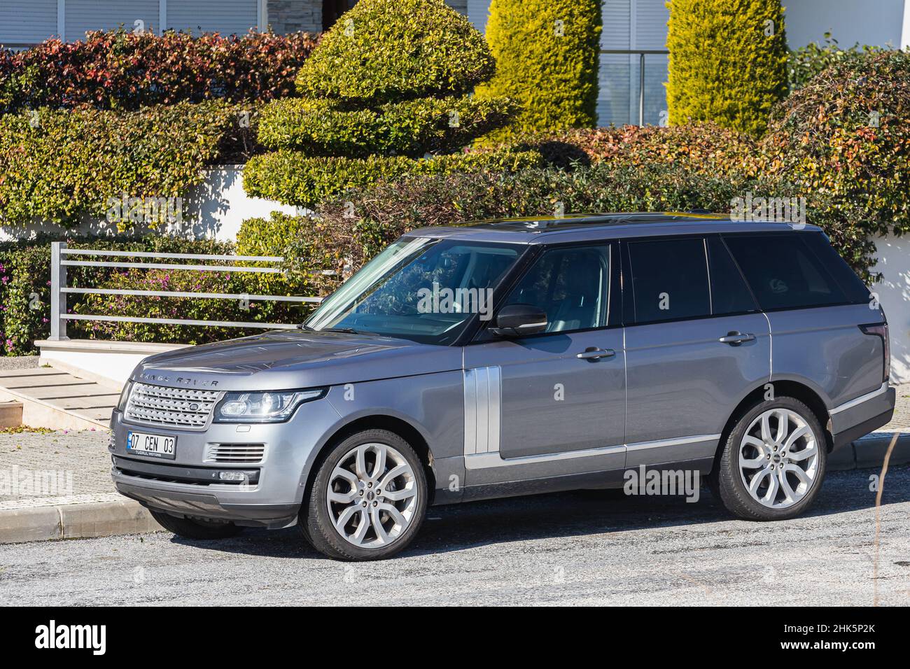 Side, Turchia - 22 gennaio 2022: Silver Land Rover Range Rover è parcheggiata sulla strada in una giornata calda sullo sfondo di una recinzione, giardino Foto Stock