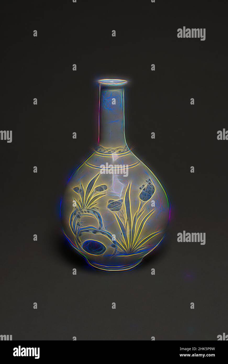 Ispirata a una bottiglia con Design of Iris, giapponese, periodo Edo, 1615–1868, c.1700, Porcellane con smalto blu, fabbricate nella prefettura di Saga, Giappone, Asia, ceramiche, contenitori, altezza: 11 1/4 cm (28,6 cm, riimmaginato da Artotop. L'arte classica reinventata con un tocco moderno. Design di calda e allegra luminosità e di raggi di luce. La fotografia si ispira al surrealismo e al futurismo, abbracciando l'energia dinamica della tecnologia moderna, del movimento, della velocità e rivoluzionando la cultura Foto Stock