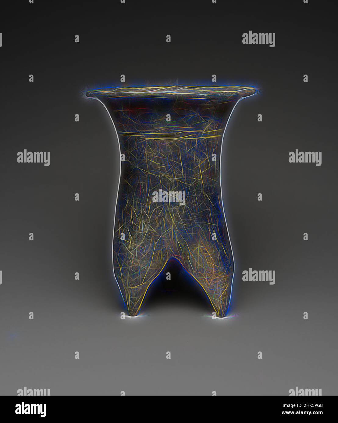 Ispirato da vaso di treppiede, cinese, cultura Xiajiadiana inferiore, 2200–1600 AC, fine 2nd millennio AC, Earthenware con decorazione incisa e nerofumo, Made in Inner Mongolia Autonomous Region, Cina, Asia, Ceramica, contenitori, 10 1/4 x 7 1/4 poll. (26 x 18,4 cm, riimmaginato da Artotop. L'arte classica reinventata con un tocco moderno. Design di calda e allegra luminosità e di raggi di luce. La fotografia si ispira al surrealismo e al futurismo, abbracciando l'energia dinamica della tecnologia moderna, del movimento, della velocità e rivoluzionando la cultura Foto Stock