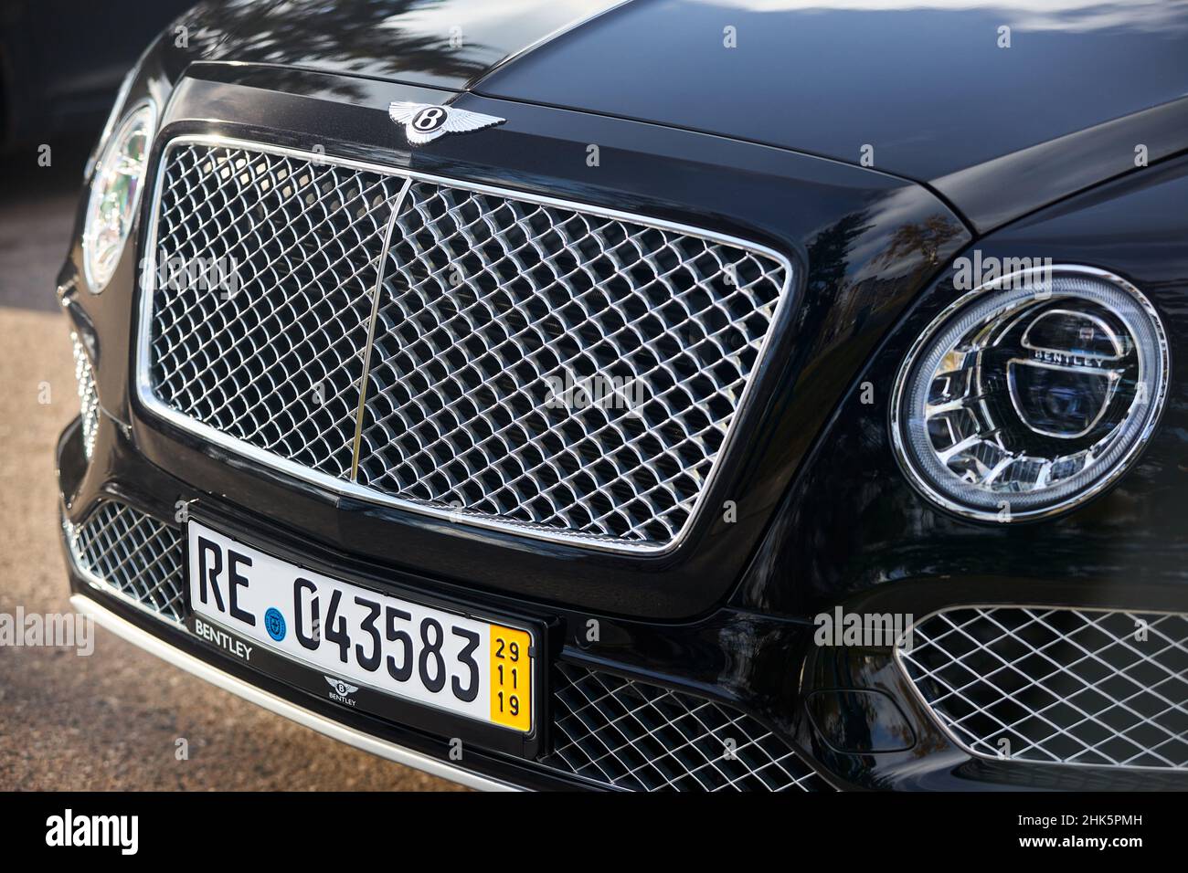 BERLINO, GERMANIA - NOVEMBRE 2021: Bentley Bentayga Hybrid SUV auto di lusso tre quarto lato sinistro primo piano vista con dettaglio griglia fari e. Foto Stock