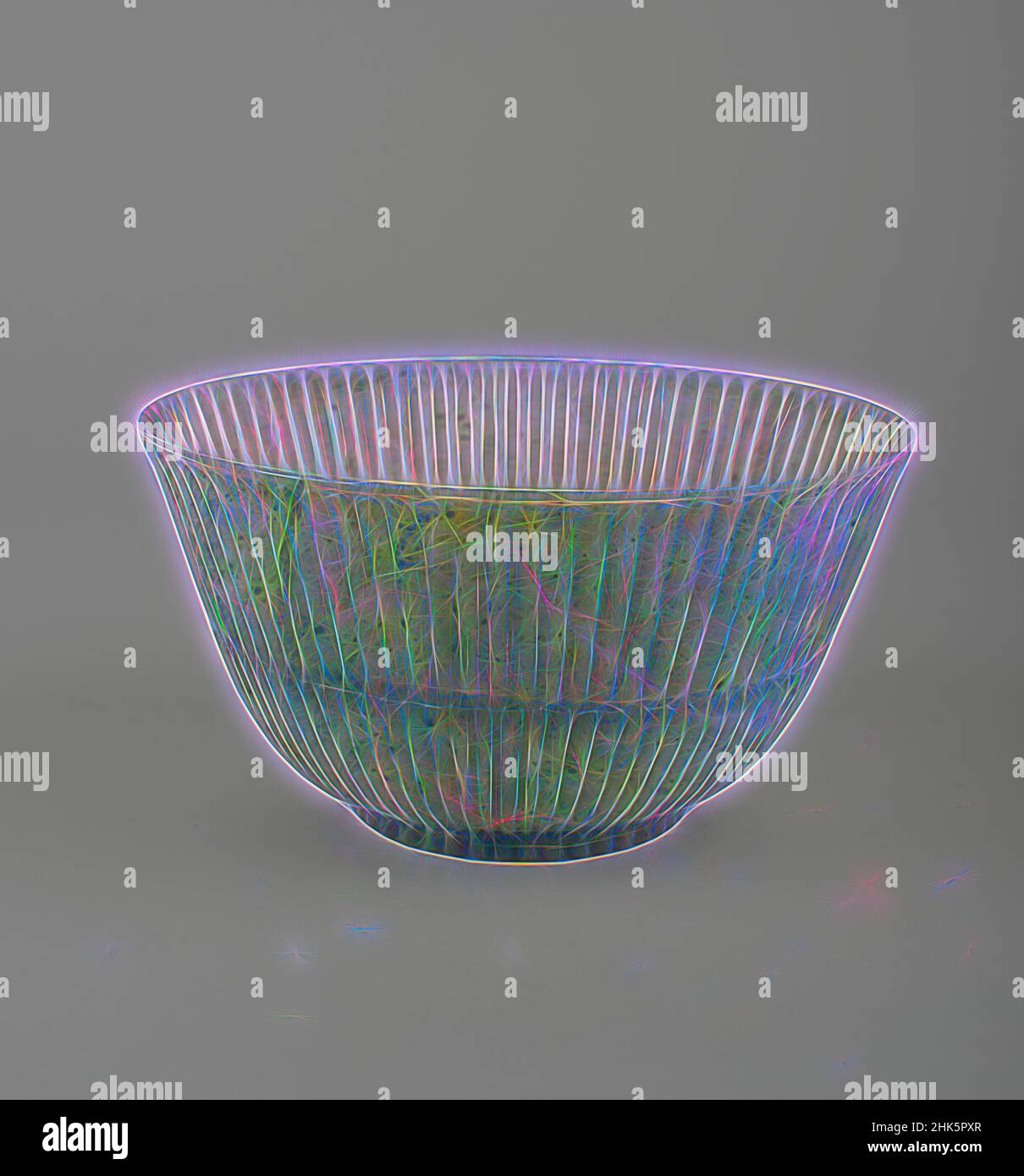 Ispirato da Bowl con disegno dei petali di Chrysanthemum, cinese, dinastia Qing, 1644–1911, periodo Qianlong, 1736–1795, da metà a fine 18th secolo, Giada (nefrite), made in China, Asia, Containers, jades, 3 x 5 1/2 poll. (7,6 x 14 cm, riimmaginato da Artotop. L'arte classica reinventata con un tocco moderno. Design di calda e allegra luminosità e di raggi di luce. La fotografia si ispira al surrealismo e al futurismo, abbracciando l'energia dinamica della tecnologia moderna, del movimento, della velocità e rivoluzionando la cultura Foto Stock