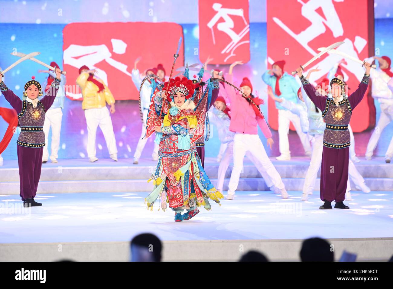 Pechino, Cina. 2nd Feb 2022. Gli artisti si esibiscono durante un evento serale che segna il relè della torcia olimpica di Pechino 2022 presso lo Shougang Park di Pechino, capitale della Cina, 2 febbraio 2022. Credit: Chen Yehua/Xinhua/Alamy Live News Foto Stock