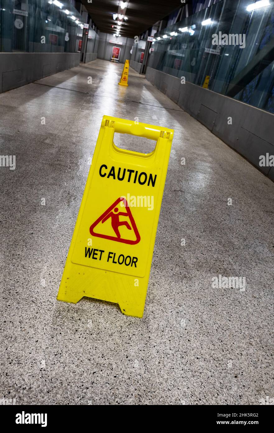 Cartello segnaletico UK; cartello segnaletico sul pavimento, stazione ferroviaria Cambridge North, Cambridge UK Foto Stock