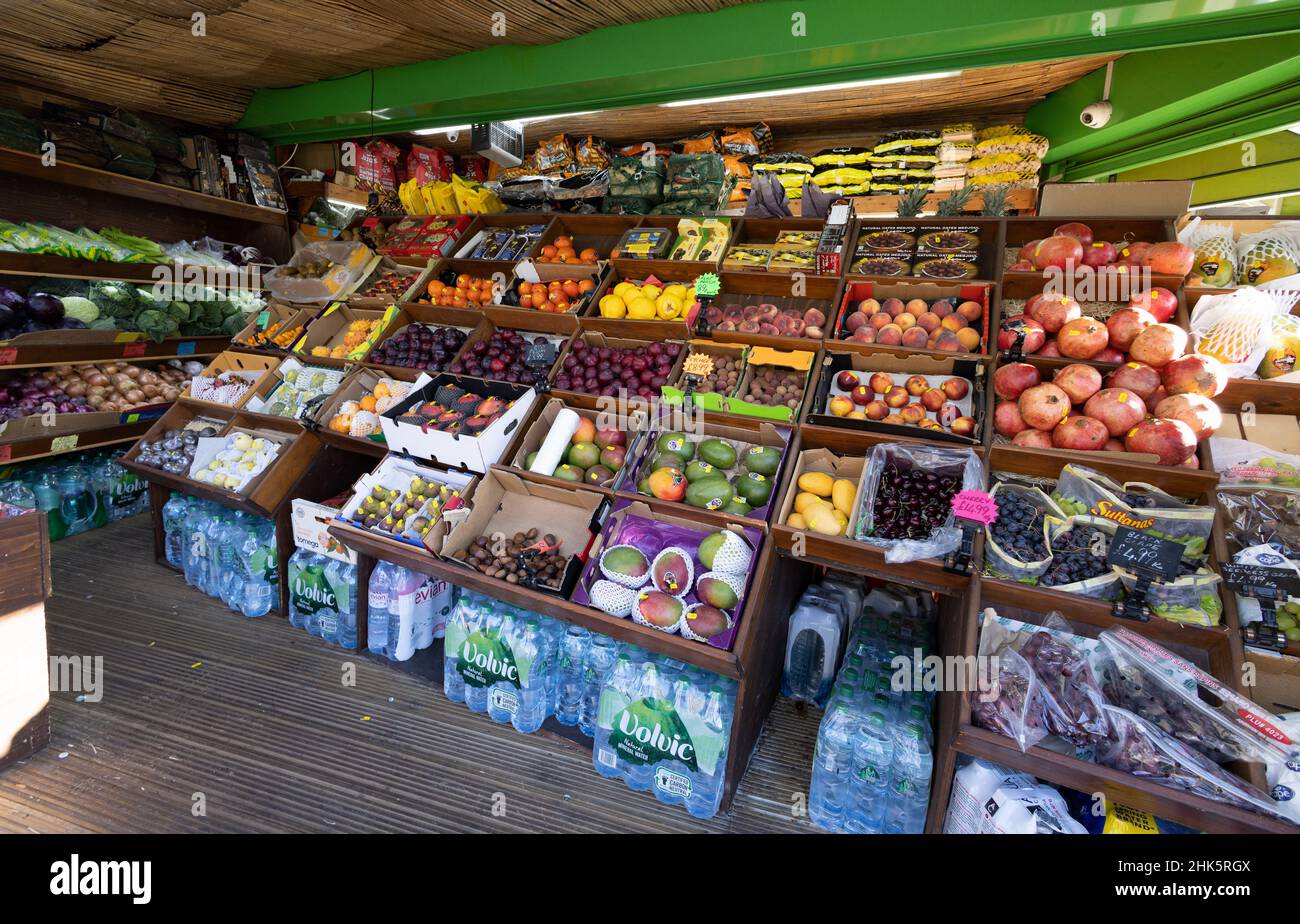 Greengrogiers London; un coloratissimo negozio d'angolo di Greengrogiers indipendente che vende frutta e cibo di verdure, Islington, London UK Foto Stock