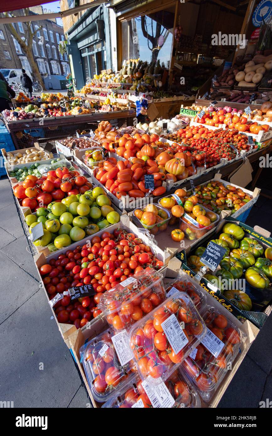 London Greengrocers negozio d'angolo indipendente; un negozio di verdure colorate che vende frutta e verdura, Islington, London UK Foto Stock