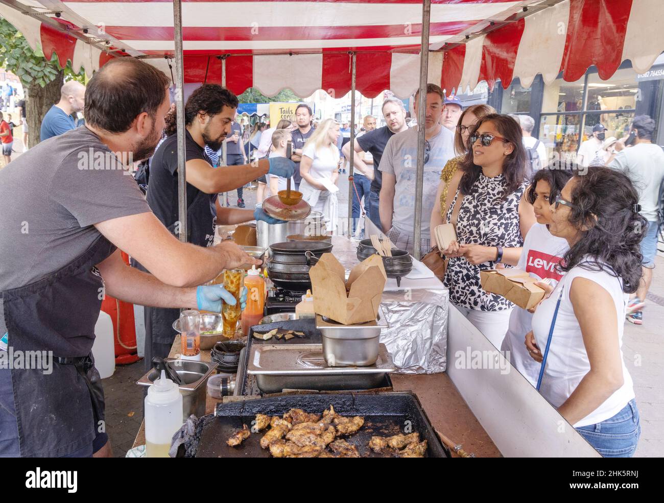Outdoor food stall UK - persone che acquistano cibo all'Harpenden Food and drink Festival, Harpenden Hertfordshire UK - esempio di Street food UK Foto Stock