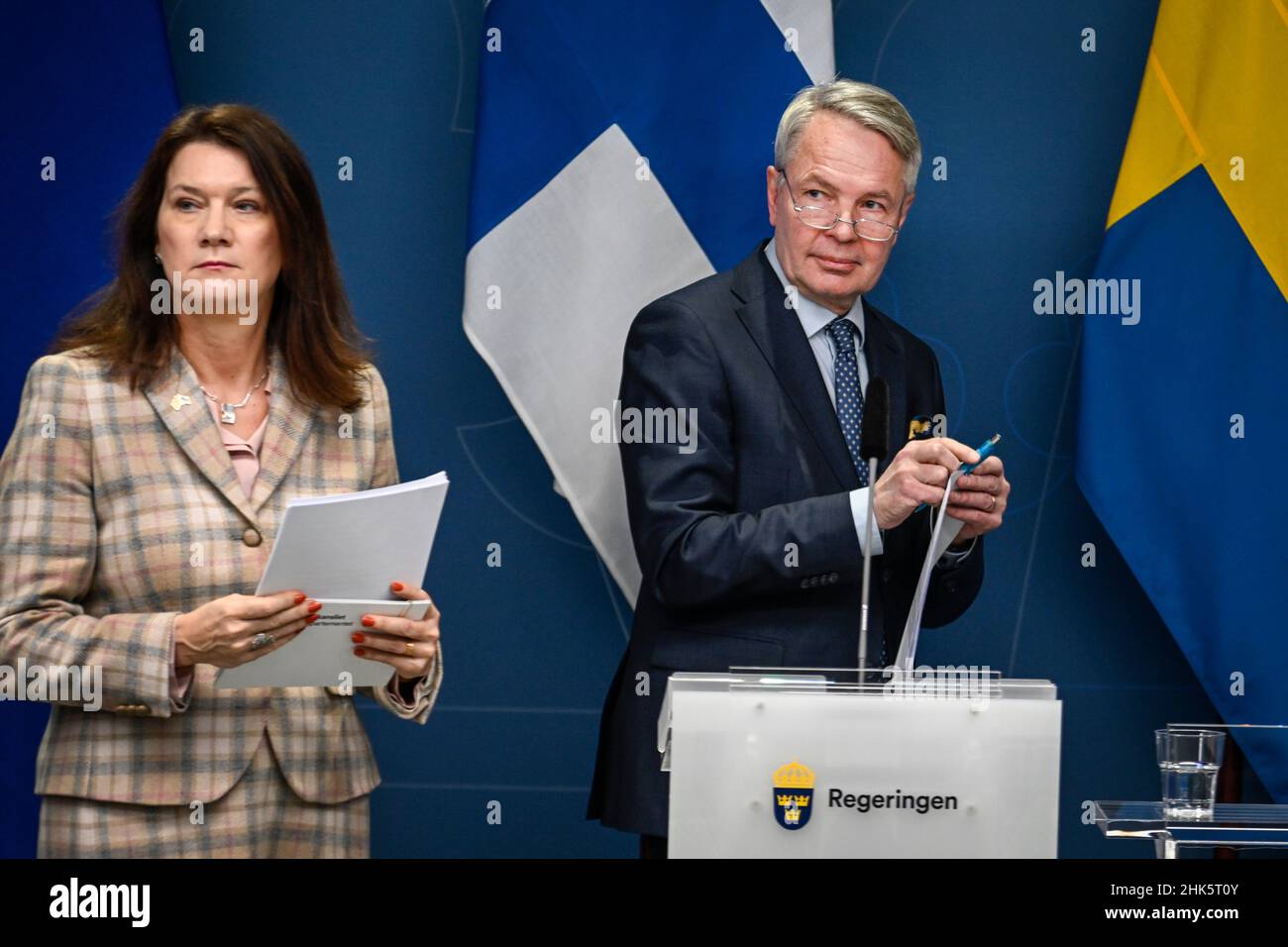 Il ministro degli Affari Esteri finlandese Pekka Haavito (L) e il suo omologo svedese Ann Linde tengono una conferenza stampa congiunta a Stoccolma, Svezia, il 02 febbraio 202, dopo colloqui sulla sicurezza europea.Foto: Anders Wiklund / TT / code 10040 Foto Stock