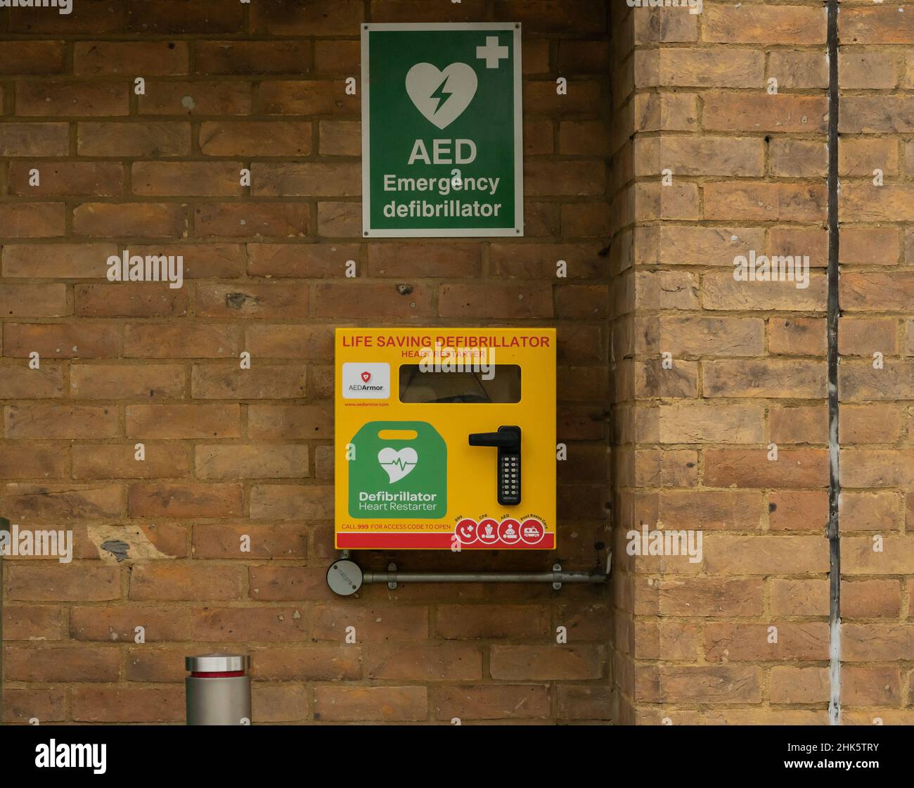 Armadietto del defibrillatore esterno automatico montato a parete. Foto Stock