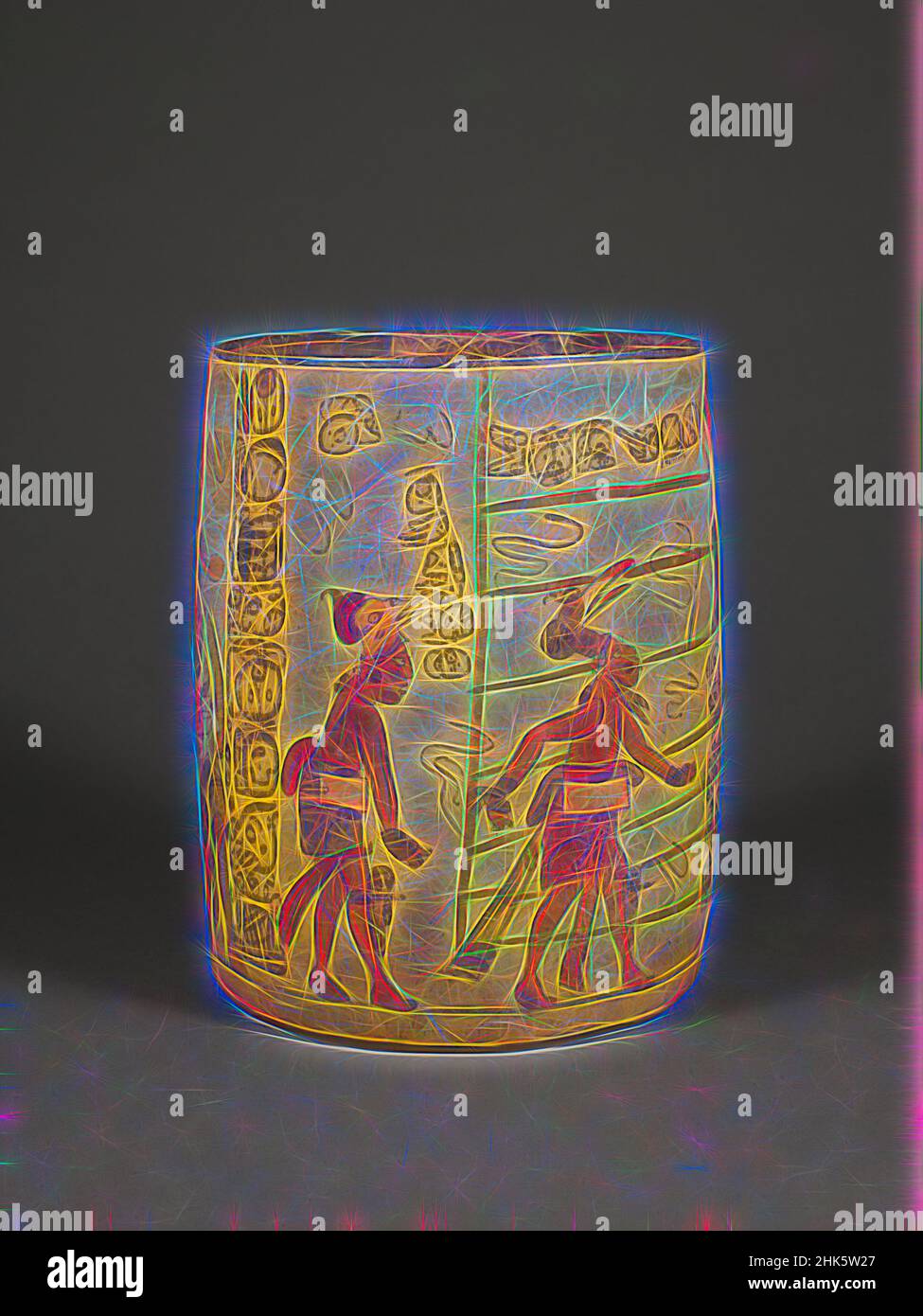 Ispirato a una nave da gioco, Maya, periodo classico tardo, 600–909, c. 800, Ceramica con slip, realizzata in Guatemala o Messico, America settentrionale e centrale, ceramica, contenitori, 9 1/16 x 6 7/8" (23 x 17,5 cm, riimmaginato da Artotop. L'arte classica reinventata con un tocco moderno. Design di calda e allegra luminosità e di raggi di luce. La fotografia si ispira al surrealismo e al futurismo, abbracciando l'energia dinamica della tecnologia moderna, del movimento, della velocità e rivoluzionando la cultura Foto Stock