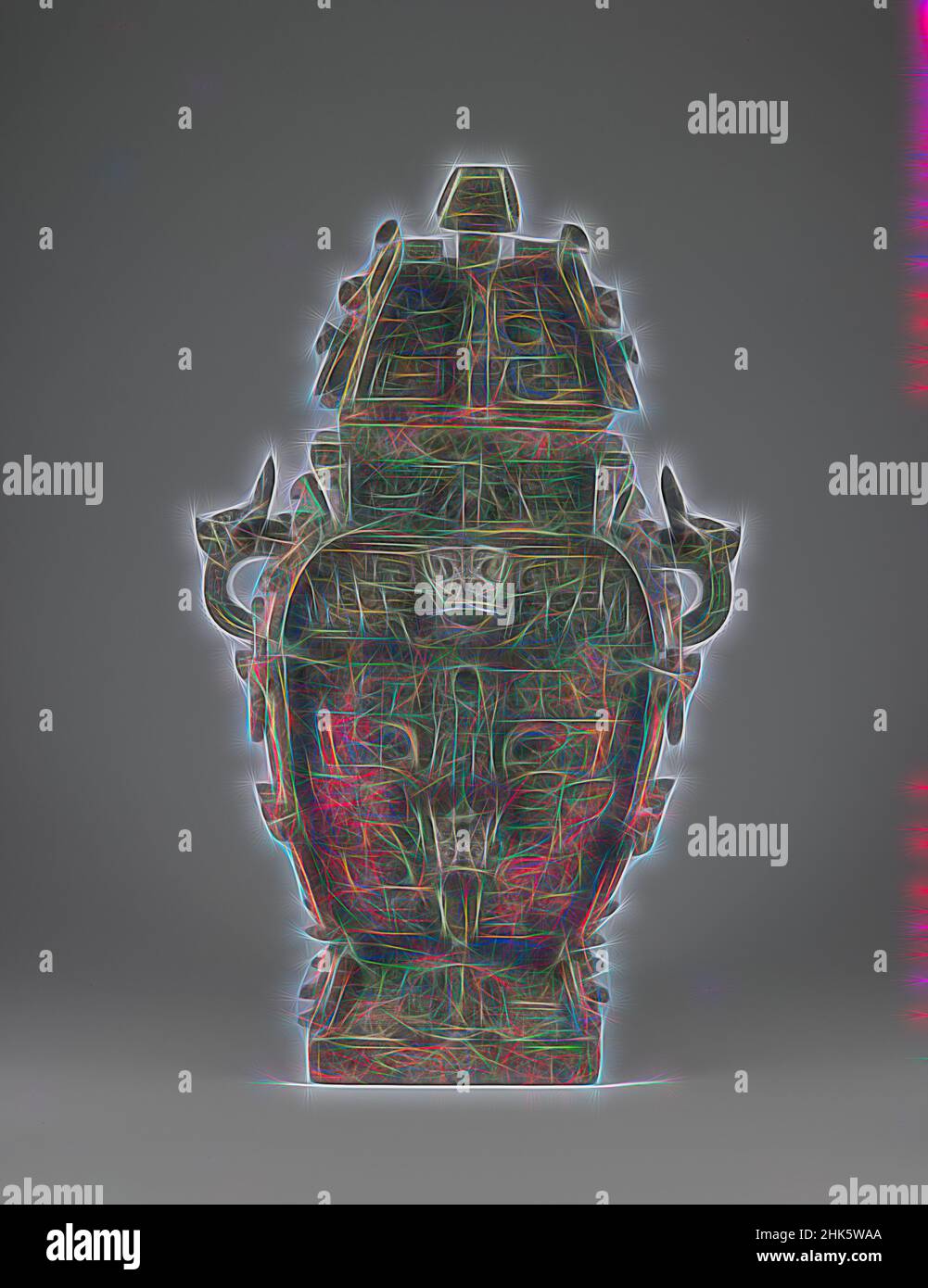 Ispirato dalla nave del vino coperto (fang lei) con disegno di maschere zoomorfe e maniglie con testa animale, cinese, dinastia occidentale Zhou, 1050–771 AC, fine 11th secolo AC, Bronzo, fabbricato a Daijiawan, provincia di Shaanxi, Cina, Asia, contenitori, metallo, 24 5/8 x 14 5/8 x 10 3/8 pollici (62,5 x 37,1 x 26,4 cm, reinventato da Artotop. L'arte classica reinventata con un tocco moderno. Design di calda e allegra luminosità e di raggi di luce. La fotografia si ispira al surrealismo e al futurismo, abbracciando l'energia dinamica della tecnologia moderna, del movimento, della velocità e rivoluzionando la cultura Foto Stock