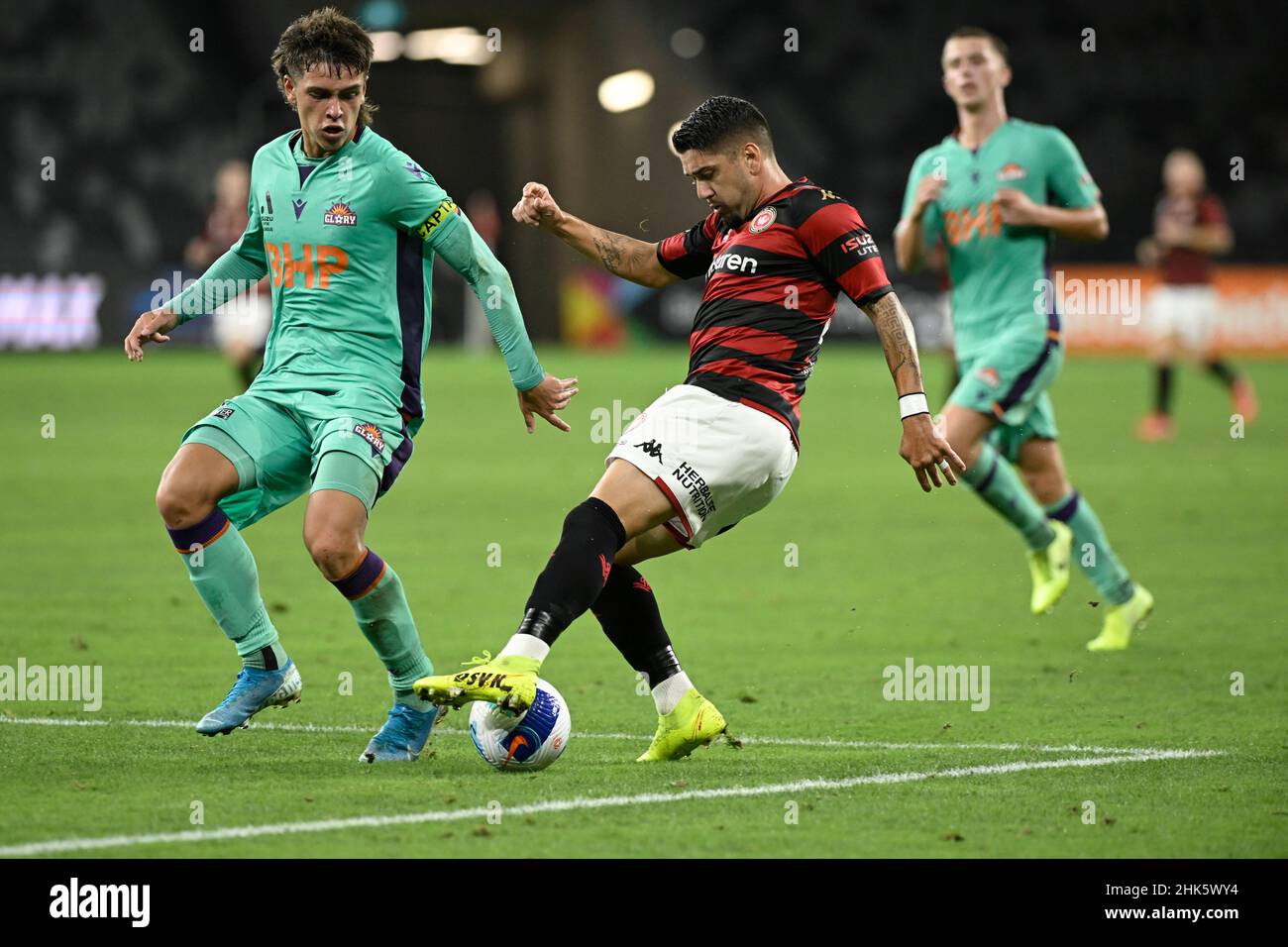 2nd February2022;CommBank Stadium, Parramatta, Australia; il calcio australiano Della A-League, Western Sydney Wanderers versus Perth Glory; Dimitri Petratos of Western Sydney Wanderers controlla all'interno mentre Joshua Rawlins di Perth Glory tiene sotto controllo Foto Stock