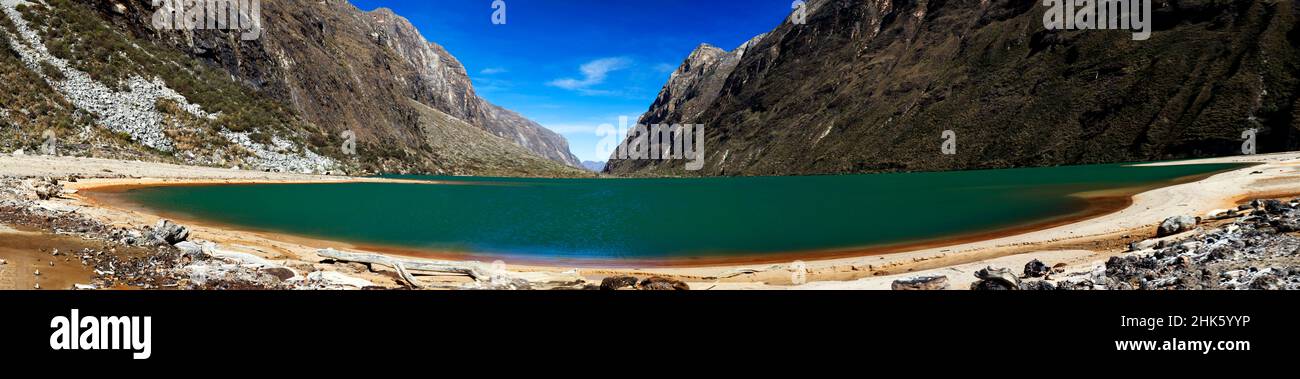 Panorama delle montagne e del lago glaciale nella catena montuosa della Cordillera Blanca lungo il trekking di Santa Cruz vicino Huaraz in Perù. Foto Stock