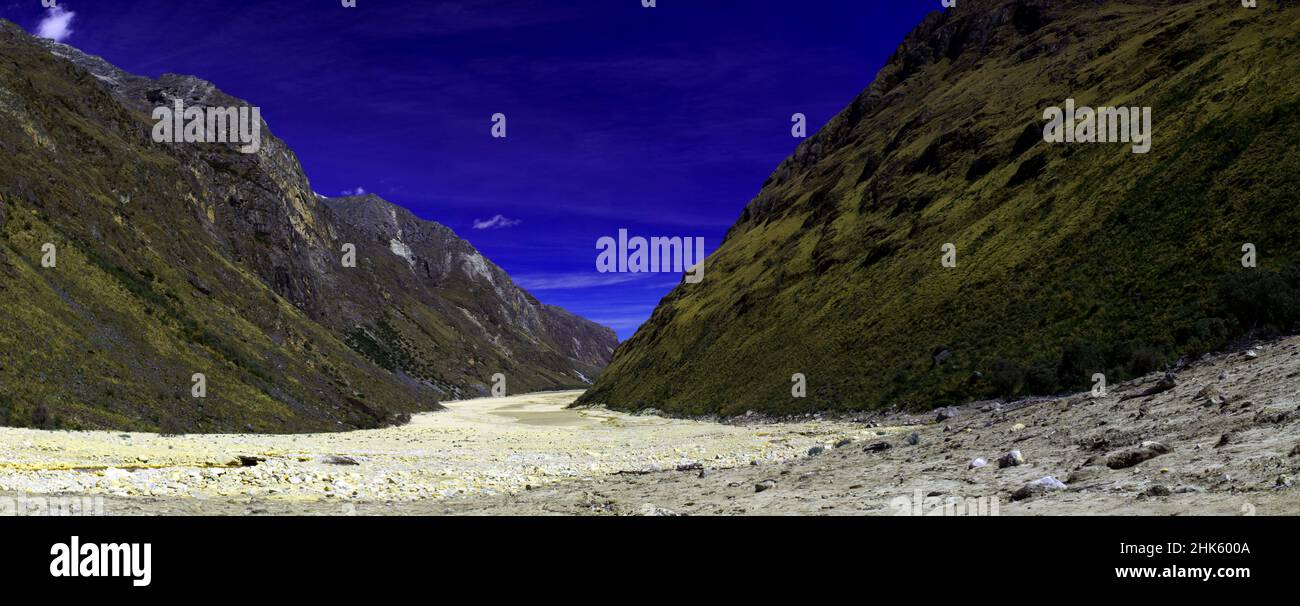 Panorama di montagne e detriti glaciali lungo la valle della catena montuosa Cordillera Blanca lungo il popolare trekking di Santa Cruz vicino Huaraz in Perù. Foto Stock