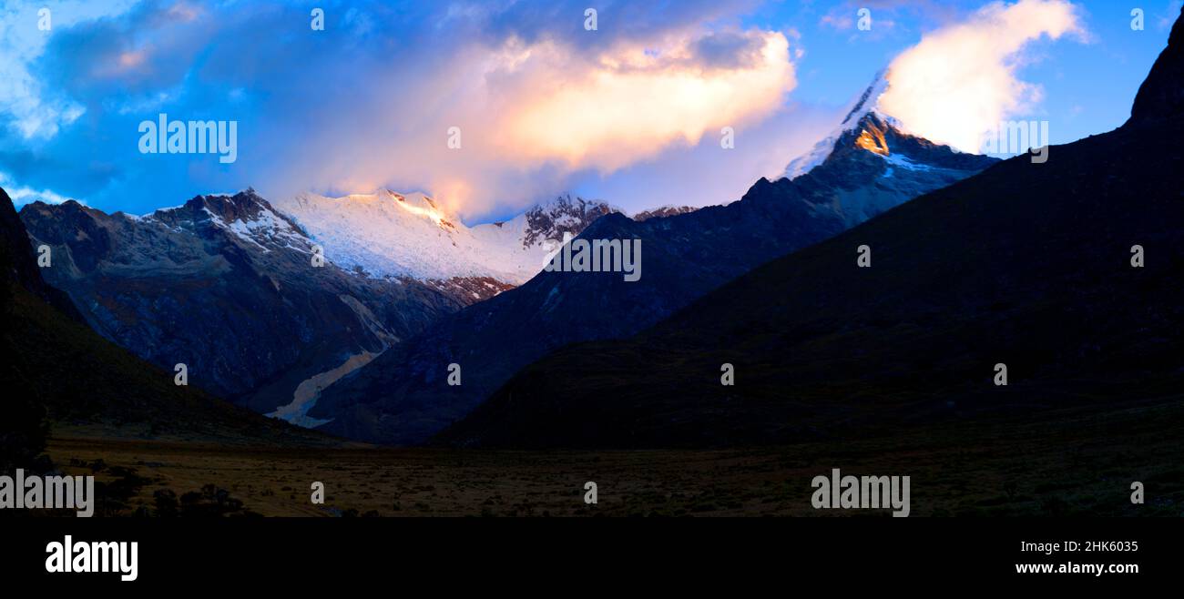 Panorama delle montagne e della valle nella catena montuosa della Cordillera Blanca all'alba lungo il famoso trekking di Santa Cruz vicino Huaraz in Perù. Foto Stock