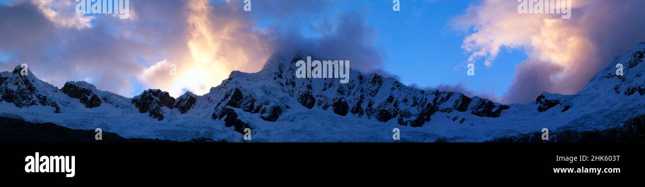 Panorama di montagne innevate nella catena montuosa della Cordillera Blanca all'alba lungo il famoso trekking di Santa Cruz vicino Huaraz in Perù. Foto Stock