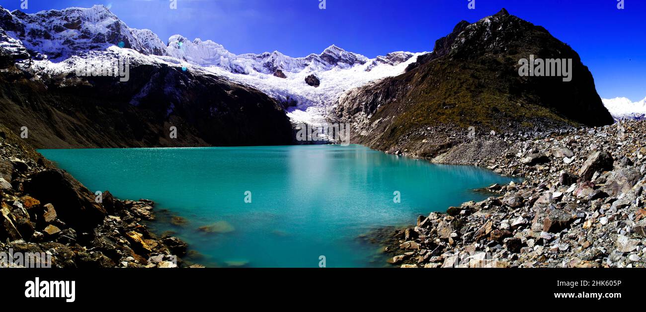 Panorama delle montagne e del lago glaciale nella catena montuosa della Cordillera Blanca lungo il trekking di Santa Cruz vicino Huaraz in Perù. Foto Stock