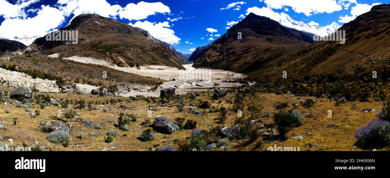 Panorama delle montagne e della valle nella catena montuosa della Cordillera Blanca lungo il trekking di Santa Cruz vicino Huaraz in Perù. Foto Stock