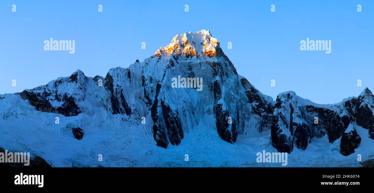 Panorama della vetta e della valle della catena montuosa della Cordillera Blanca lungo il popolare trekking di Santa Cruz vicino Huaraz in Perù. Foto Stock