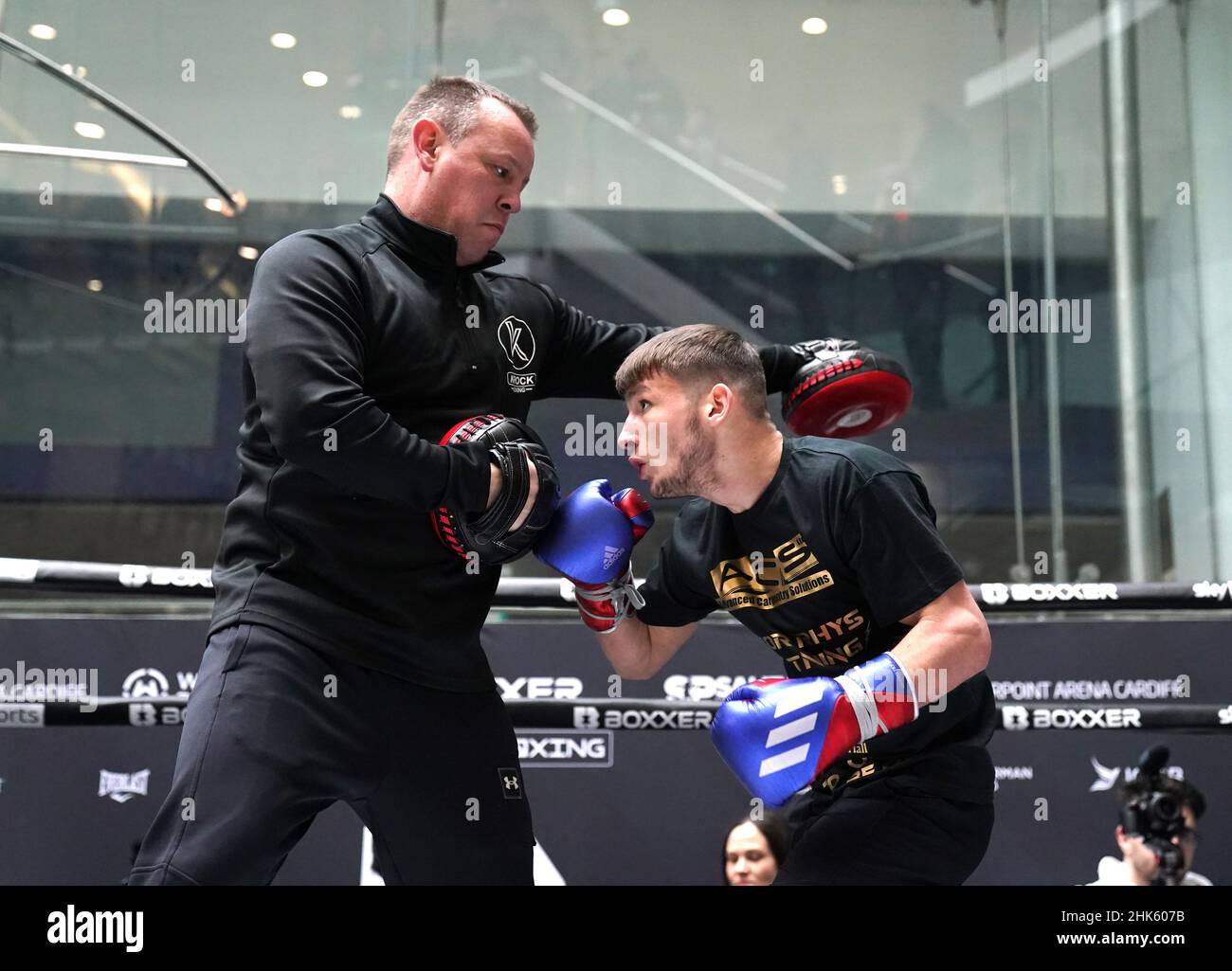 Rhys Edwards (a destra) e Gary Lockett durante un allenamento pubblico al Capitol Shopping Centre di Cardiff. Data foto: Mercoledì 2 febbraio 2022. Foto Stock