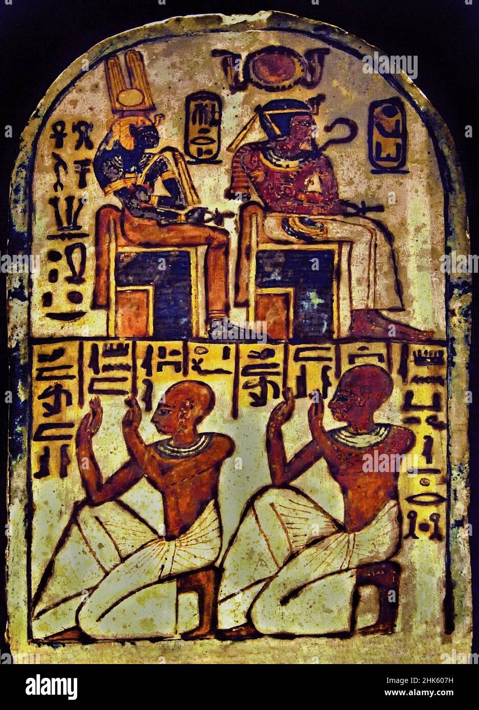 Stela dedicata al re deificato Amenhotep i e alla regina Ahmose Nefertari, pietra / calcare, 30 x 20 x 3 cm, 1292–1190 a.C., 19th, XIX dinastia, Deir el-Medina nuovo Regno, Egitto (Museo Egizio di Torino Italia) Foto Stock