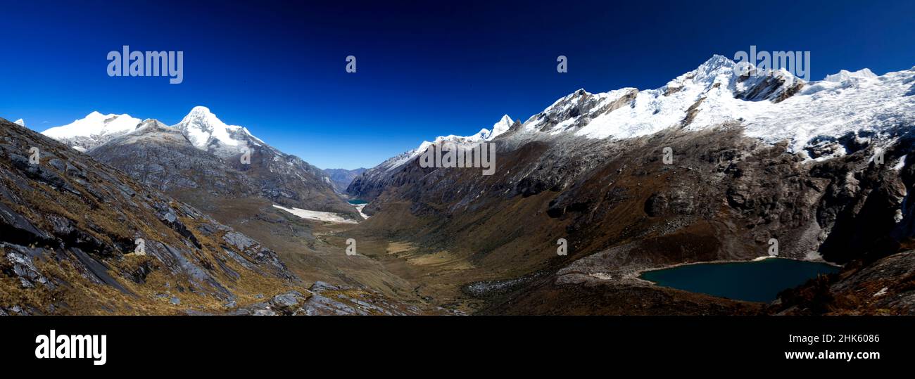 Panorama delle montagne innevate e della valle della catena montuosa Cordillera Blanca lungo il popolare trekking di Santa Cruz vicino Huaraz in Perù. Foto Stock