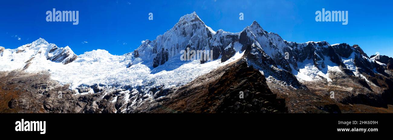 Panorama delle montagne innevate e della valle della catena montuosa Cordillera Blanca lungo il popolare trekking di Santa Cruz vicino Huaraz in Perù. Foto Stock