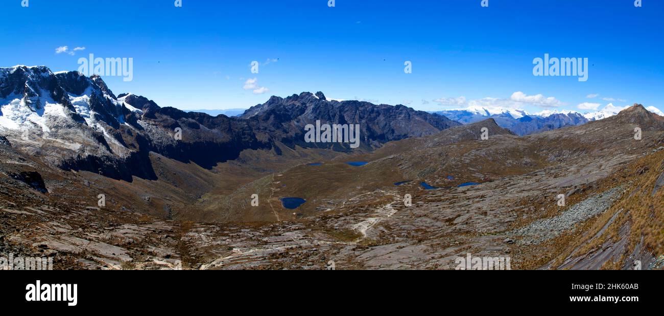 Panorama delle montagne innevate e della valle della catena montuosa Cordillera Blanca lungo il popolare trekking di Santa Cruz vicino Huaraz in Perù. Foto Stock