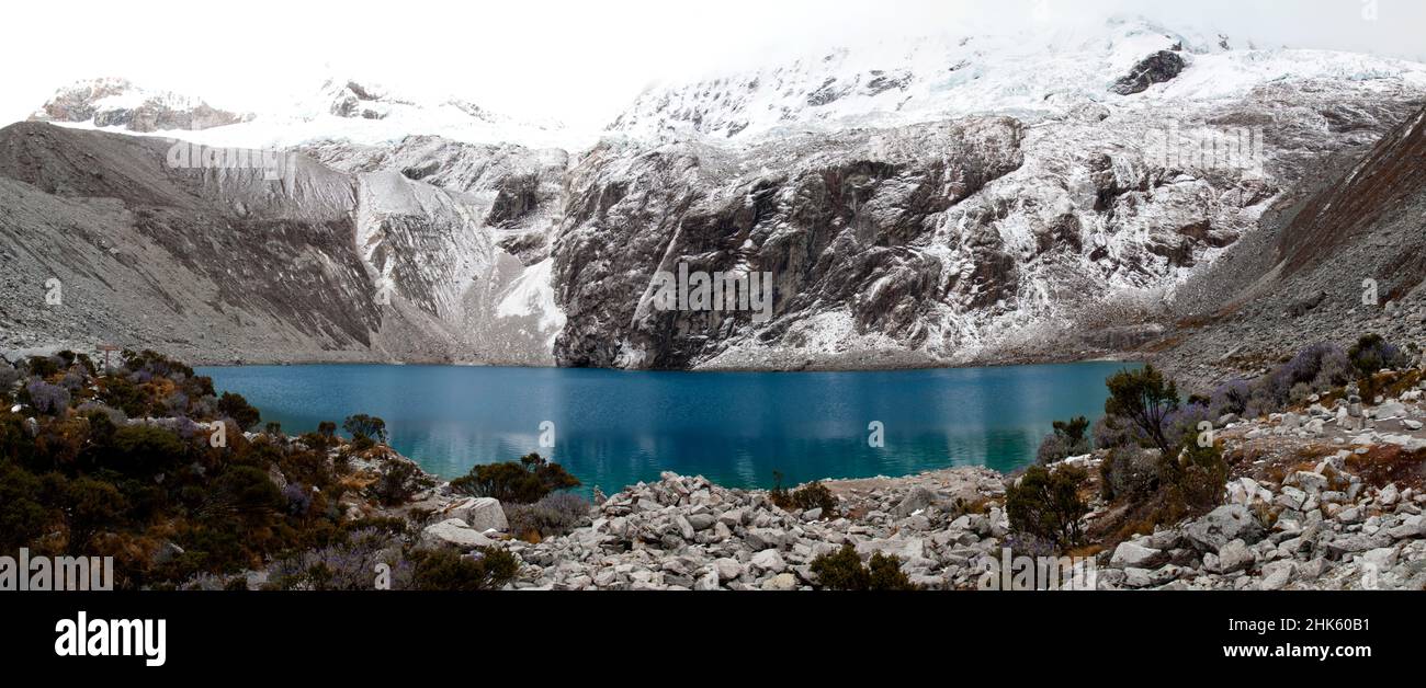 Panorama delle montagne e del lago glaciale Laguna 69 nel Parco Nazionale Cordillera Blanca Huascarán vicino Huaraz in Perù. Foto Stock