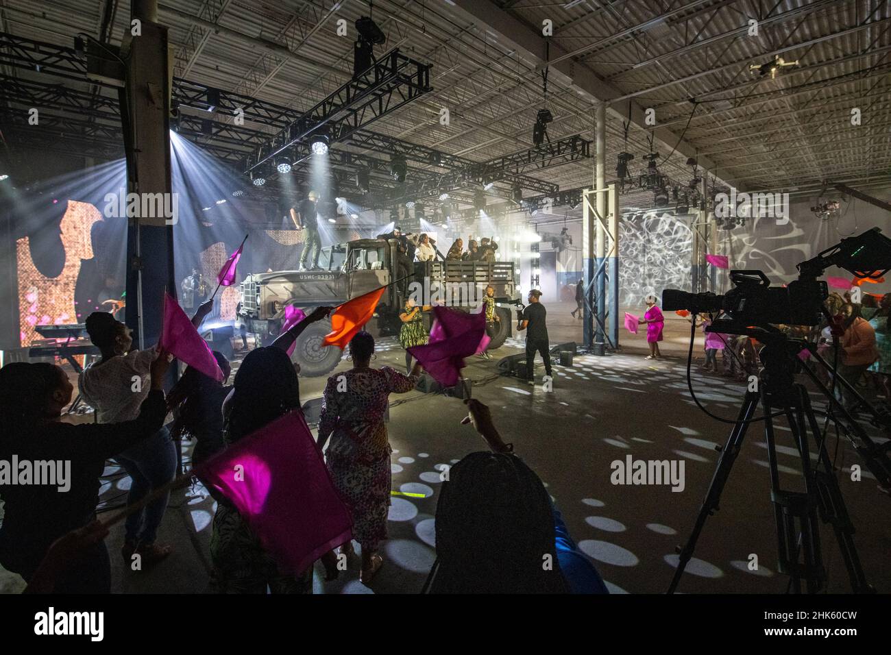 Riprese video ed effetti speciali in un magazzino di produzione di eventi a Curtis Bay, MD Foto Stock