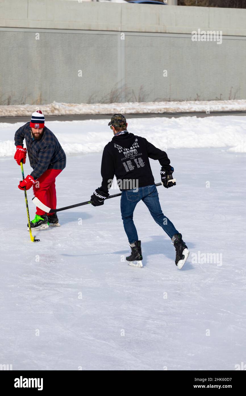 Una partita di hockey per pranzo su un anello locale a Cambridge. Cambridge, Ontario, Canada. Foto Stock