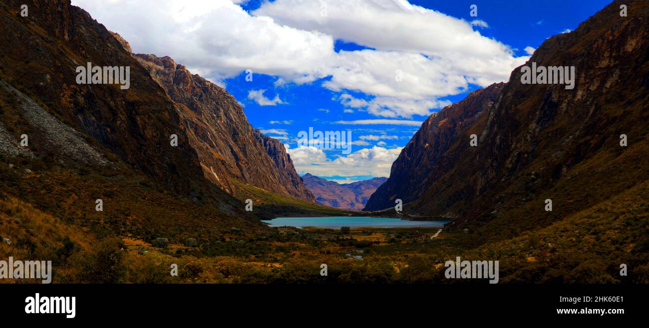 Panorama delle montagne e del lago glaciale Laguna 69 nel Parco Nazionale Cordillera Blanca Huascarán vicino Huaraz in Perù. Foto Stock