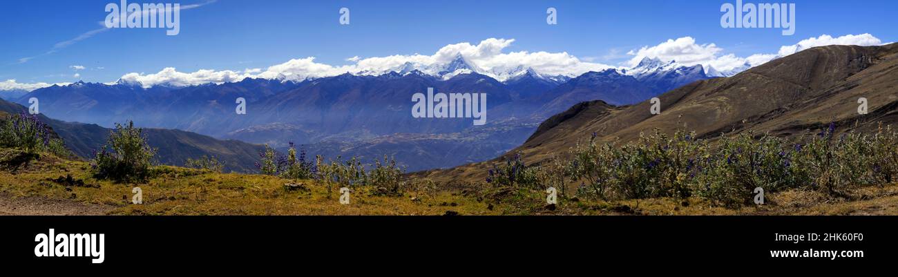 Panorama delle montagne nel Parco Nazionale della Cordillera Blanca vicino al quartiere Huata nella regione Ancash del Perù. Foto Stock