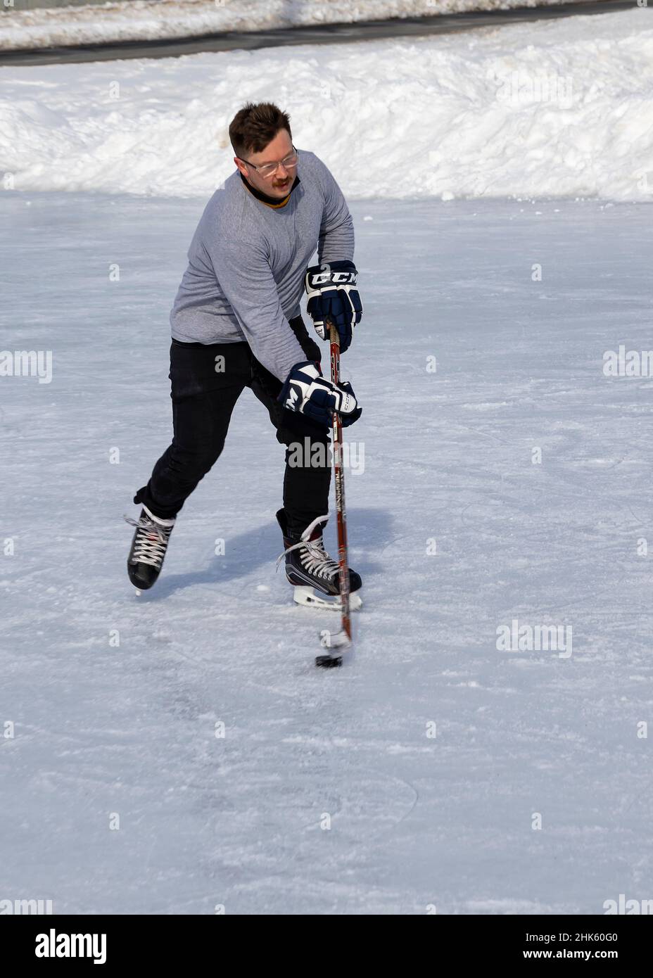 Una partita di hockey per pranzo su un anello locale a Cambridge. Cambridge, Ontario, Canada. Foto Stock