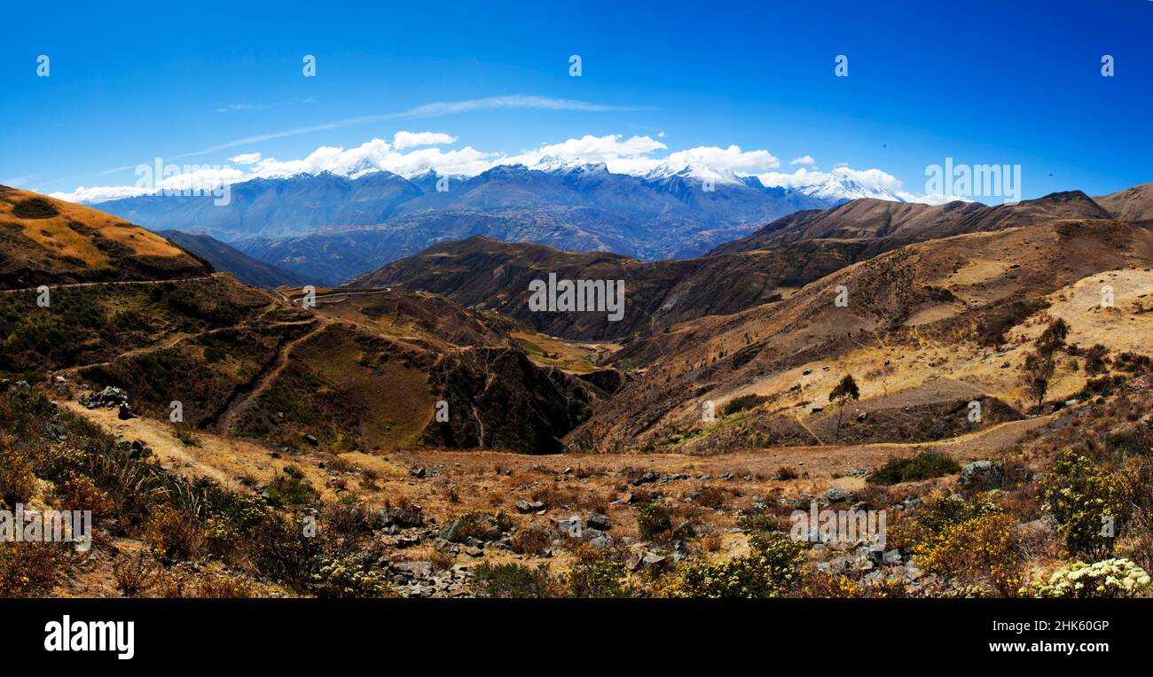 Panorama delle montagne nel Parco Nazionale della Cordillera Blanca vicino al quartiere Huata nella regione Ancash del Perù. Foto Stock
