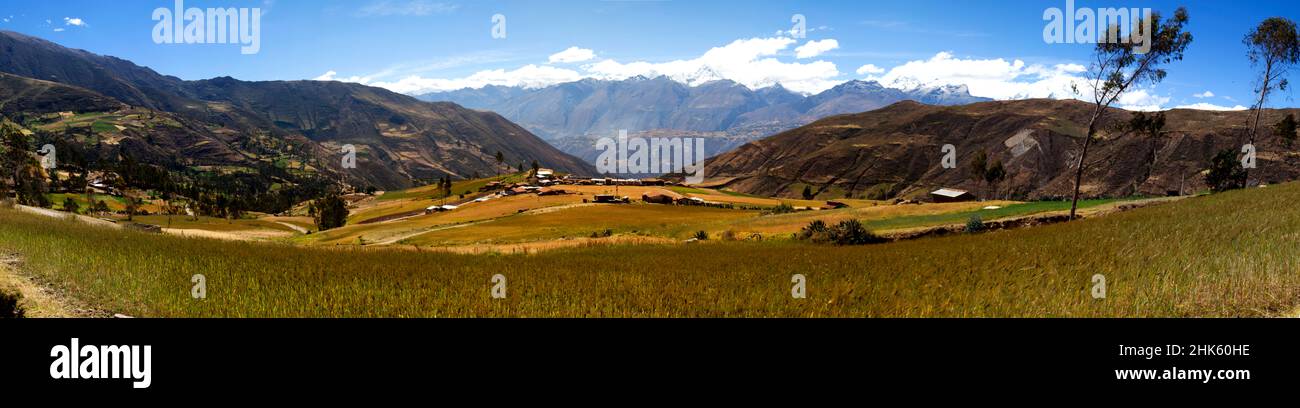 Panorama delle montagne nel Parco Nazionale della Cordillera Blanca vicino al quartiere Huata nella regione Ancash del Perù. Foto Stock