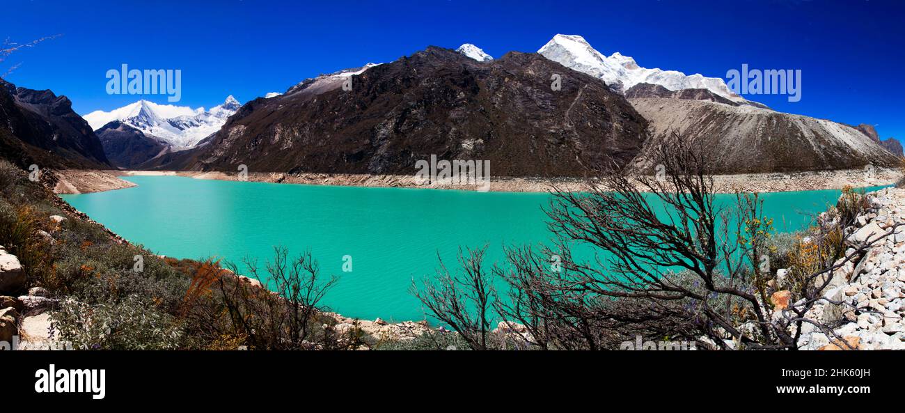 Panorama delle montagne e del lago glaciale Laguna Parón, nel Parco Nazionale della Cordillera Blanca Huascarán vicino a Caraz in Perù. Foto Stock