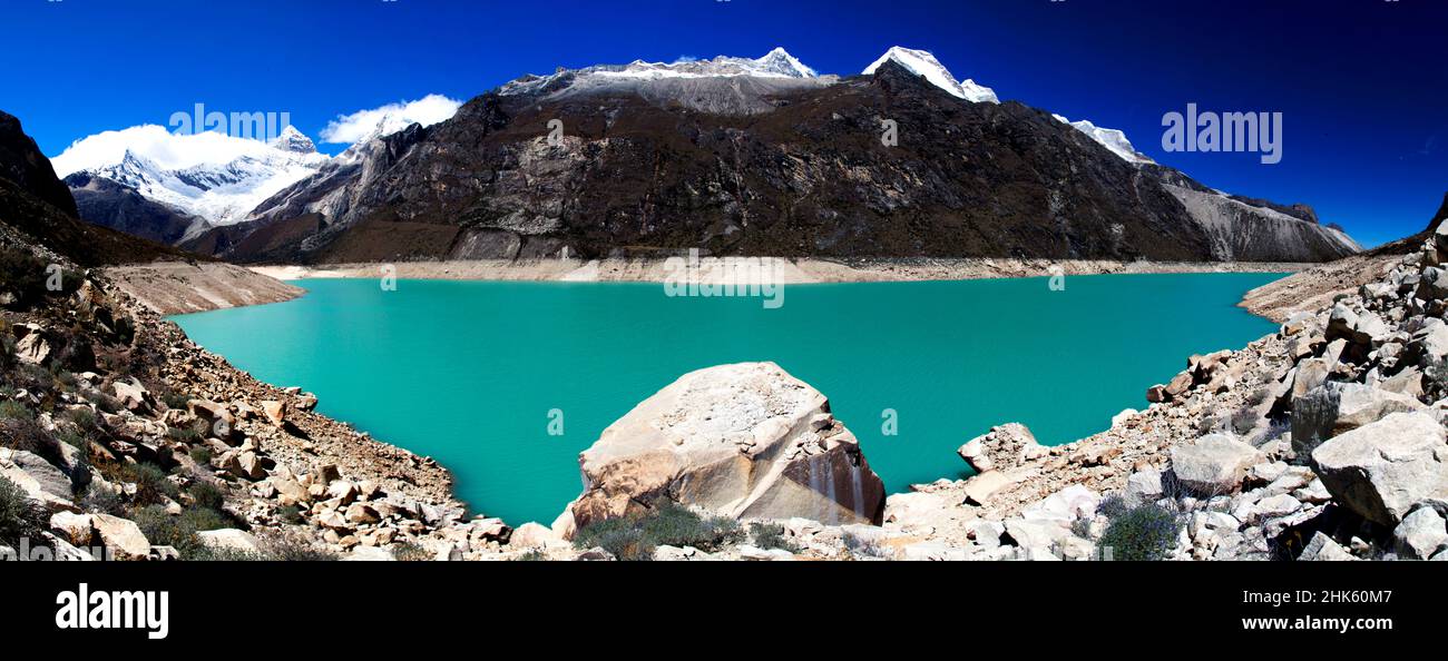 Panorama delle montagne e del lago glaciale Laguna Parón, nel Parco Nazionale della Cordillera Blanca Huascarán vicino a Caraz in Perù. Foto Stock