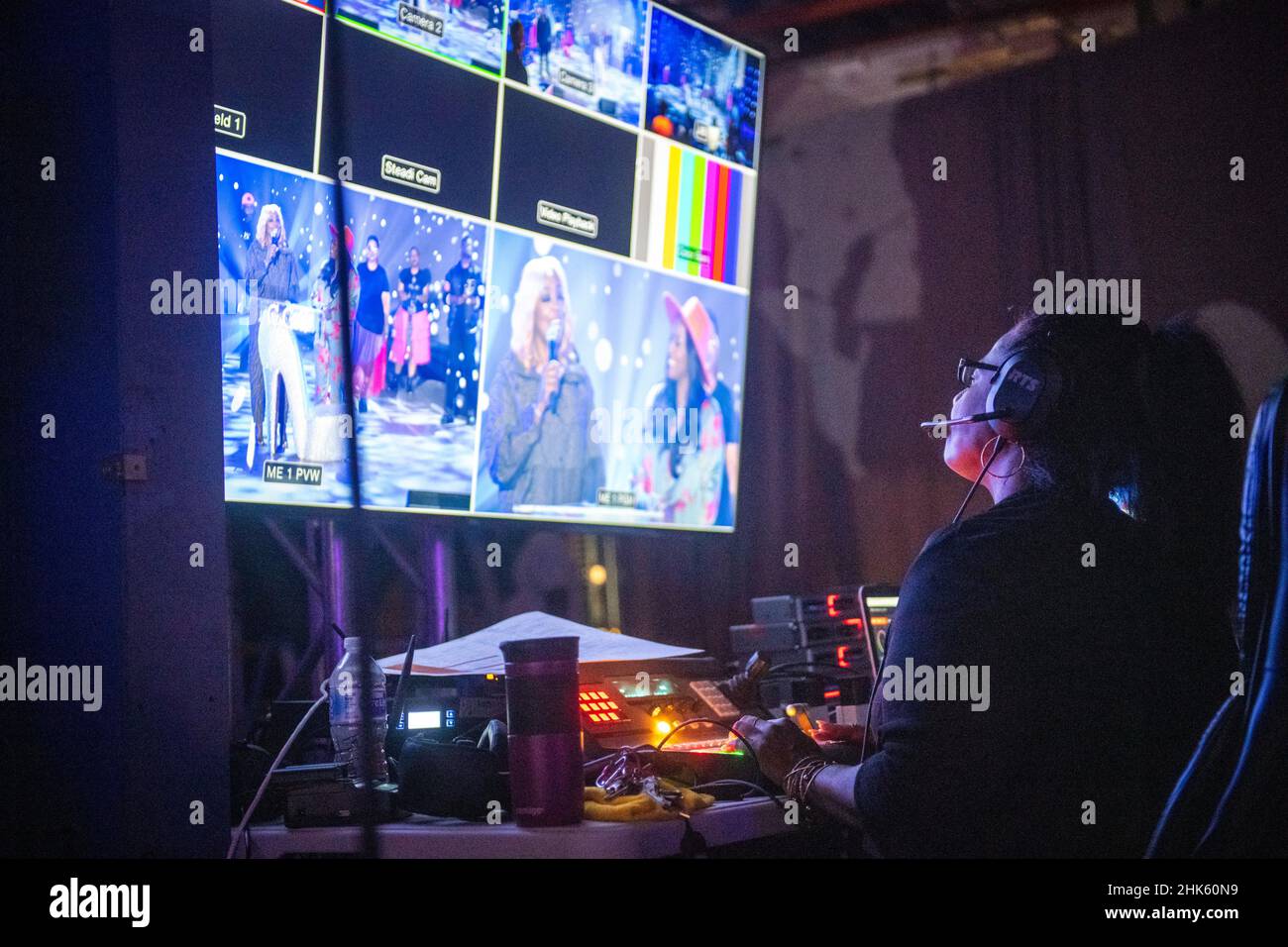 Riprese video ed effetti speciali in un magazzino di produzione di eventi a Curtis Bay, MD Foto Stock