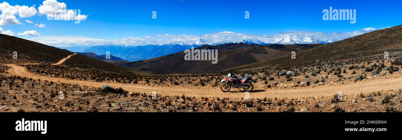 Panorama di montagne e strade sterrate con moto avventura nel Parco Nazionale Cordillera Blanca Huascarán vicino Caraz in Perù. Foto Stock