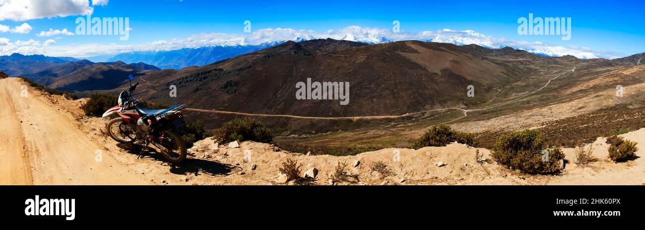 Panorama di montagne e strade sterrate con moto avventura nel Parco Nazionale Cordillera Blanca Huascarán vicino Caraz in Perù. Foto Stock