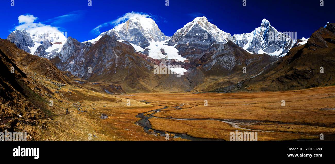 Panorama di montagne innevate e valle dei fiumi nel remoto circuito di Cordillera Huayhuash vicino Caraz in Perù. Foto Stock