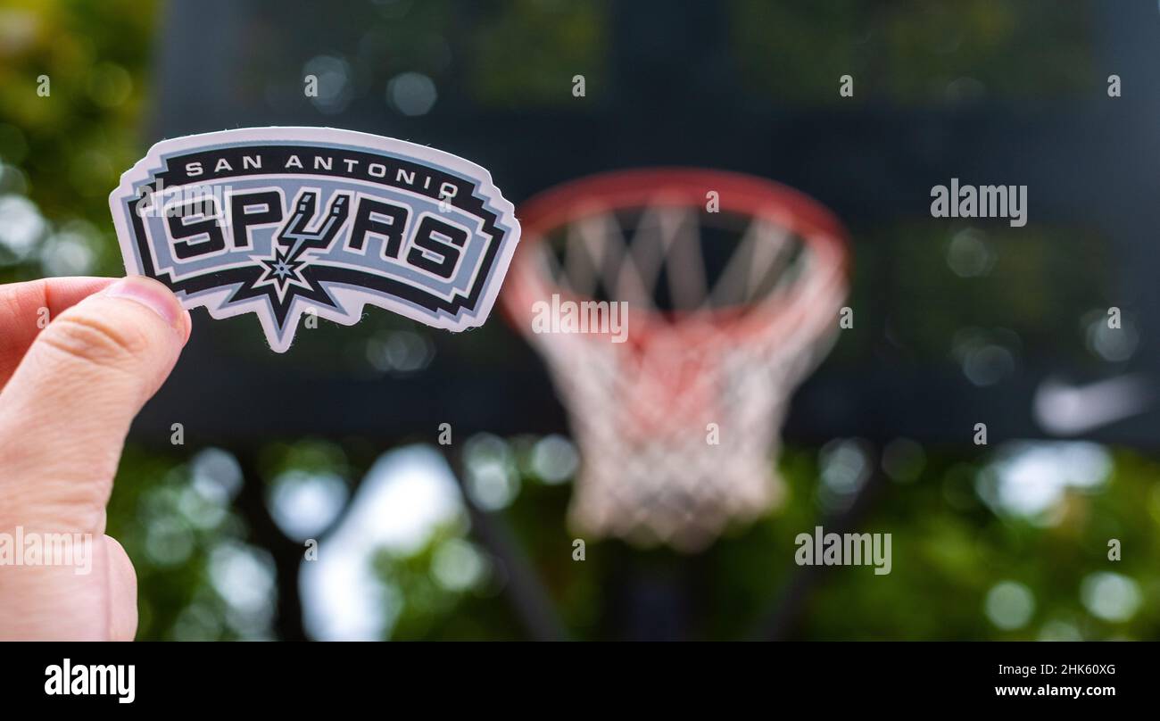 15 settembre 2021, San Antonio, USA, Un uomo tiene in mano l'emblema del club di basket San Antonio Spurs sul campo sportivo. Foto Stock