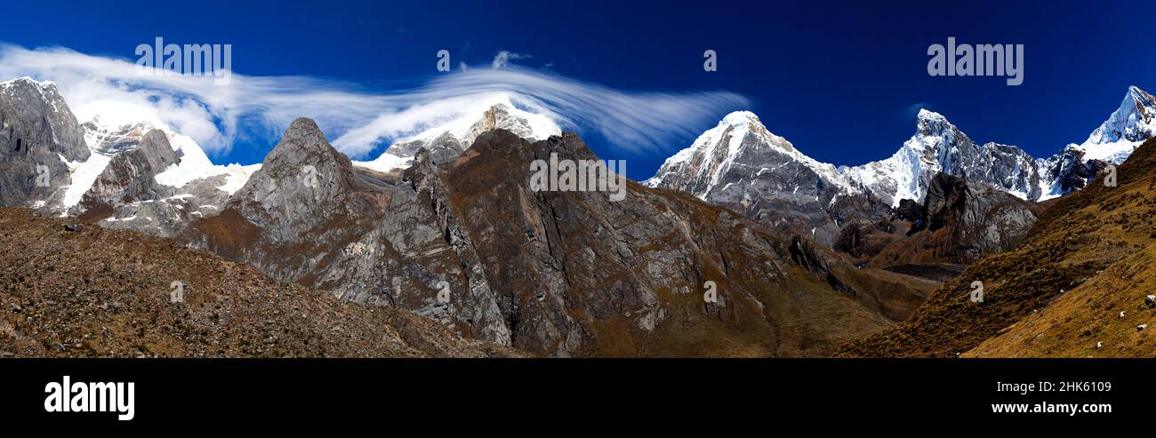 Panorama di montagne innevate e valle nel remoto circuito di Cordillera Huayhuash vicino Caraz in Perù. Foto Stock