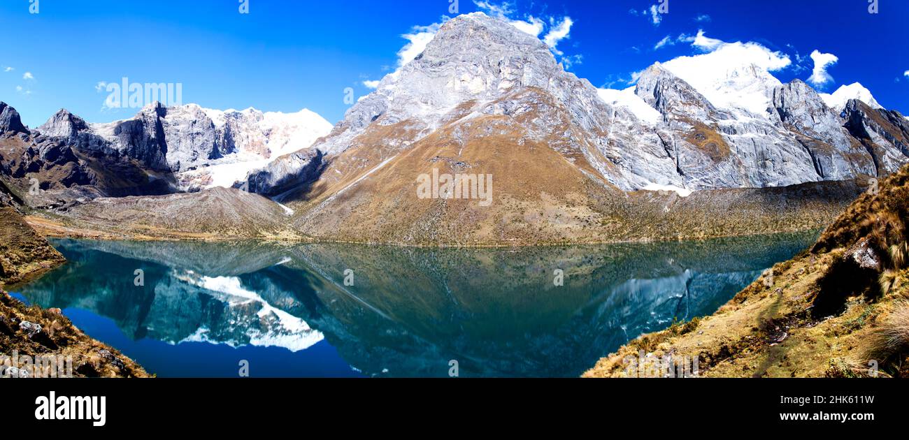 Panorama di montagne innevate e valle glaciale del lago nel remoto circuito di Cordillera Huayhuash vicino Caraz in Perù. Foto Stock
