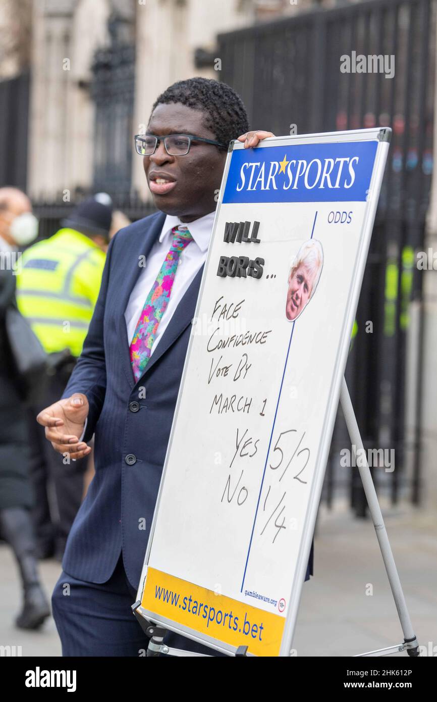 Londra, Regno Unito. 2nd Feb 2022. Scommesse sportive su Boris Johnson, al di fuori delle Camere del Parlamento, credito: Ian Davidson/Alamy Live News Foto Stock